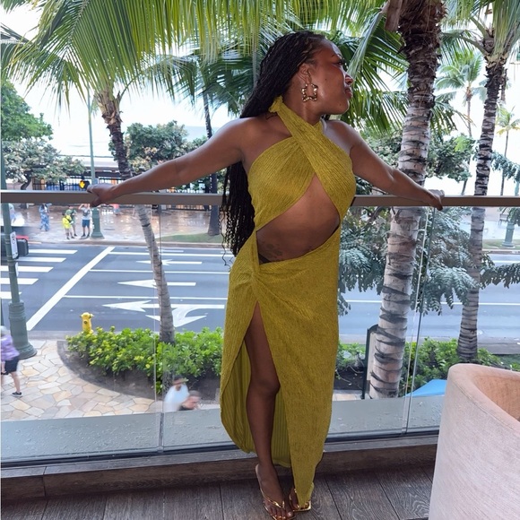 🔥 Stunning Olive Green Cut-Out Maxi Dress – Size Large 🔥 - Picture 1 of 3